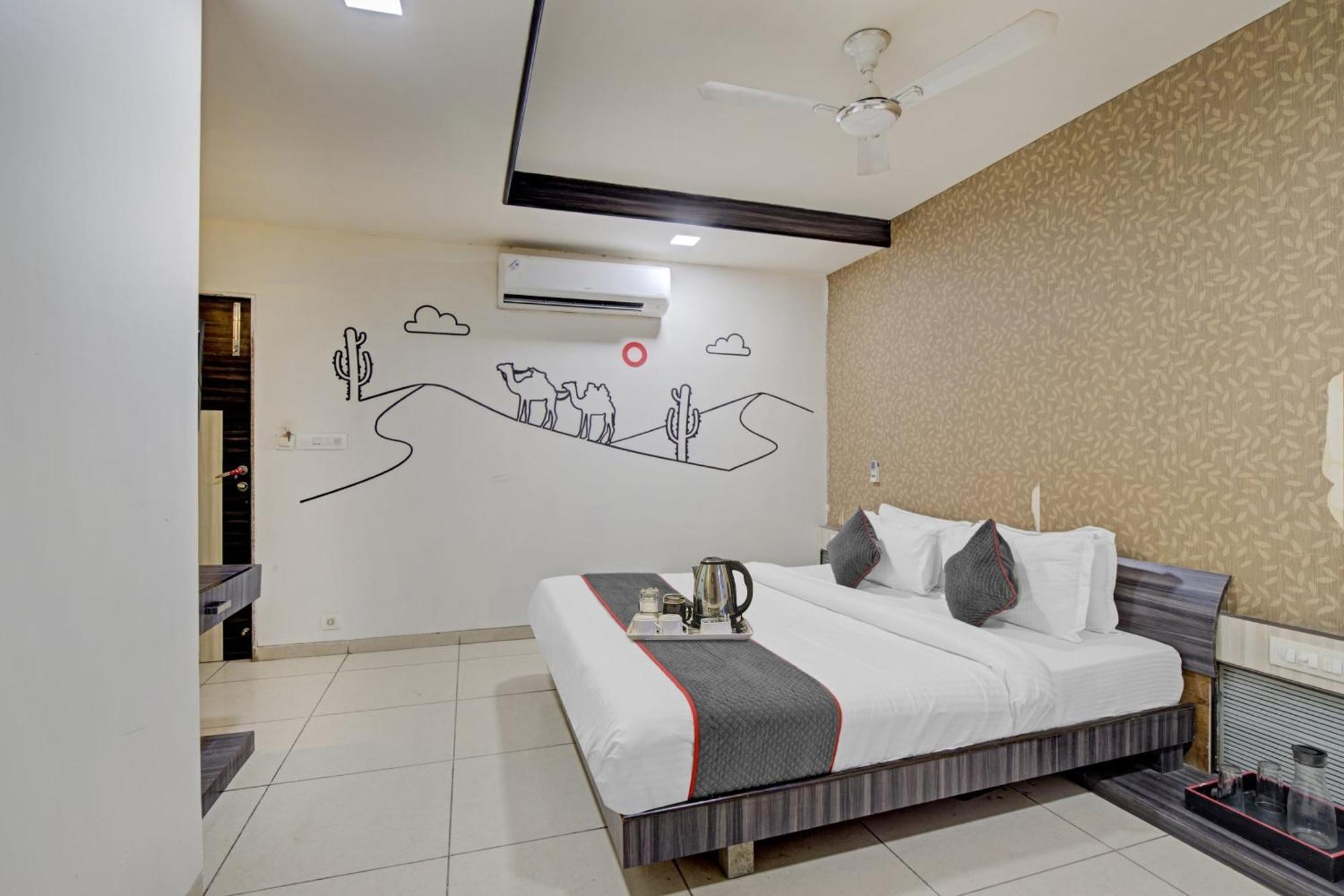 Hotel O The Kia Residency Hotel And Banquet Ahmedabad Eksteriør bilde