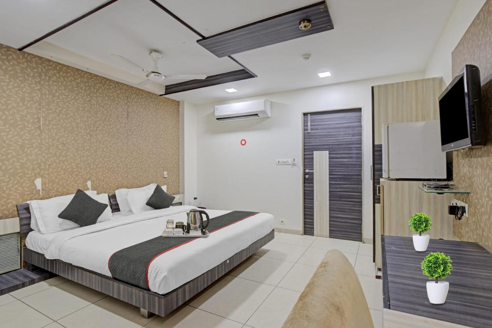 Hotel O The Kia Residency Hotel And Banquet Ahmedabad Eksteriør bilde