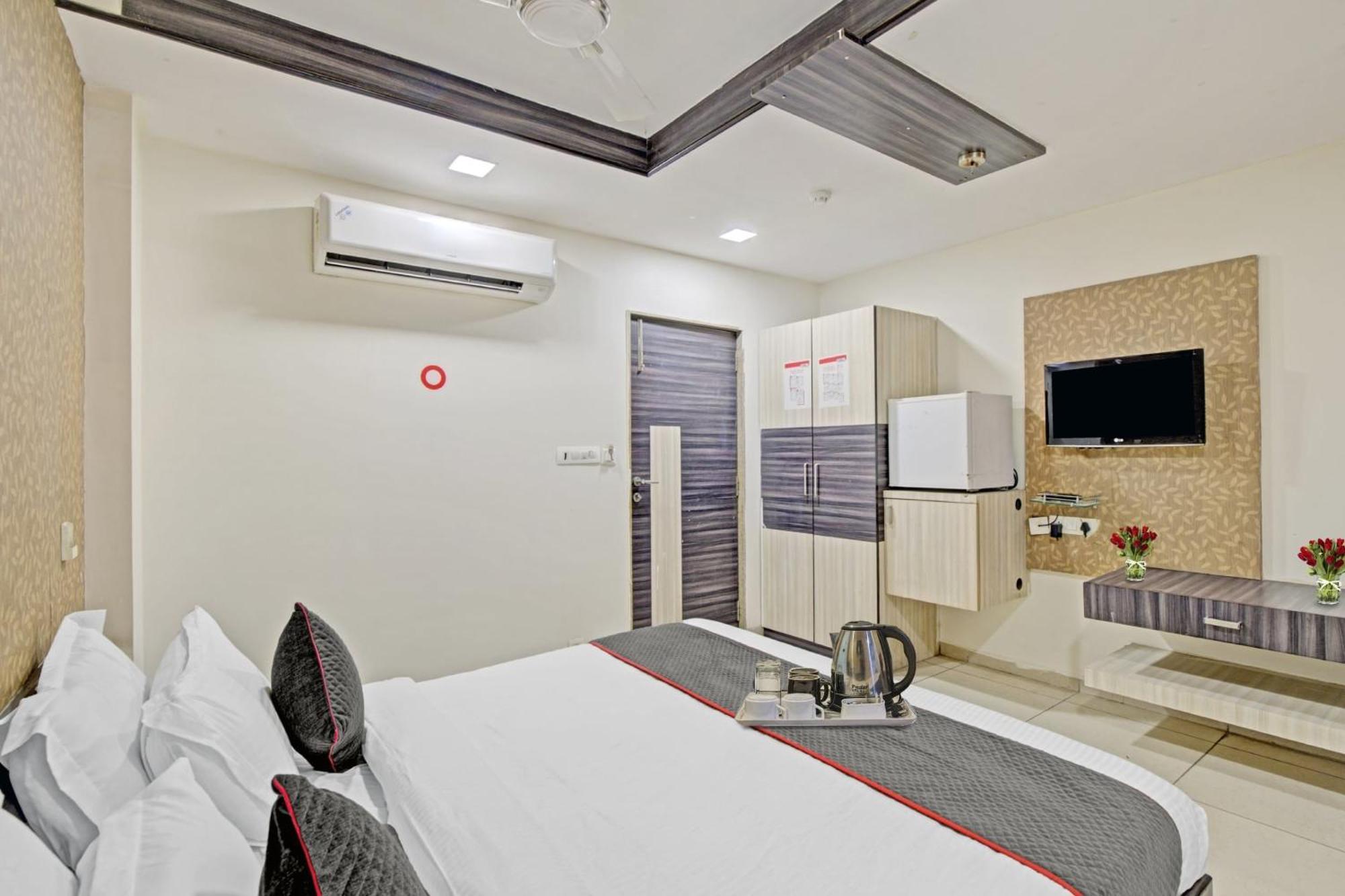 Hotel O The Kia Residency Hotel And Banquet Ahmedabad Eksteriør bilde