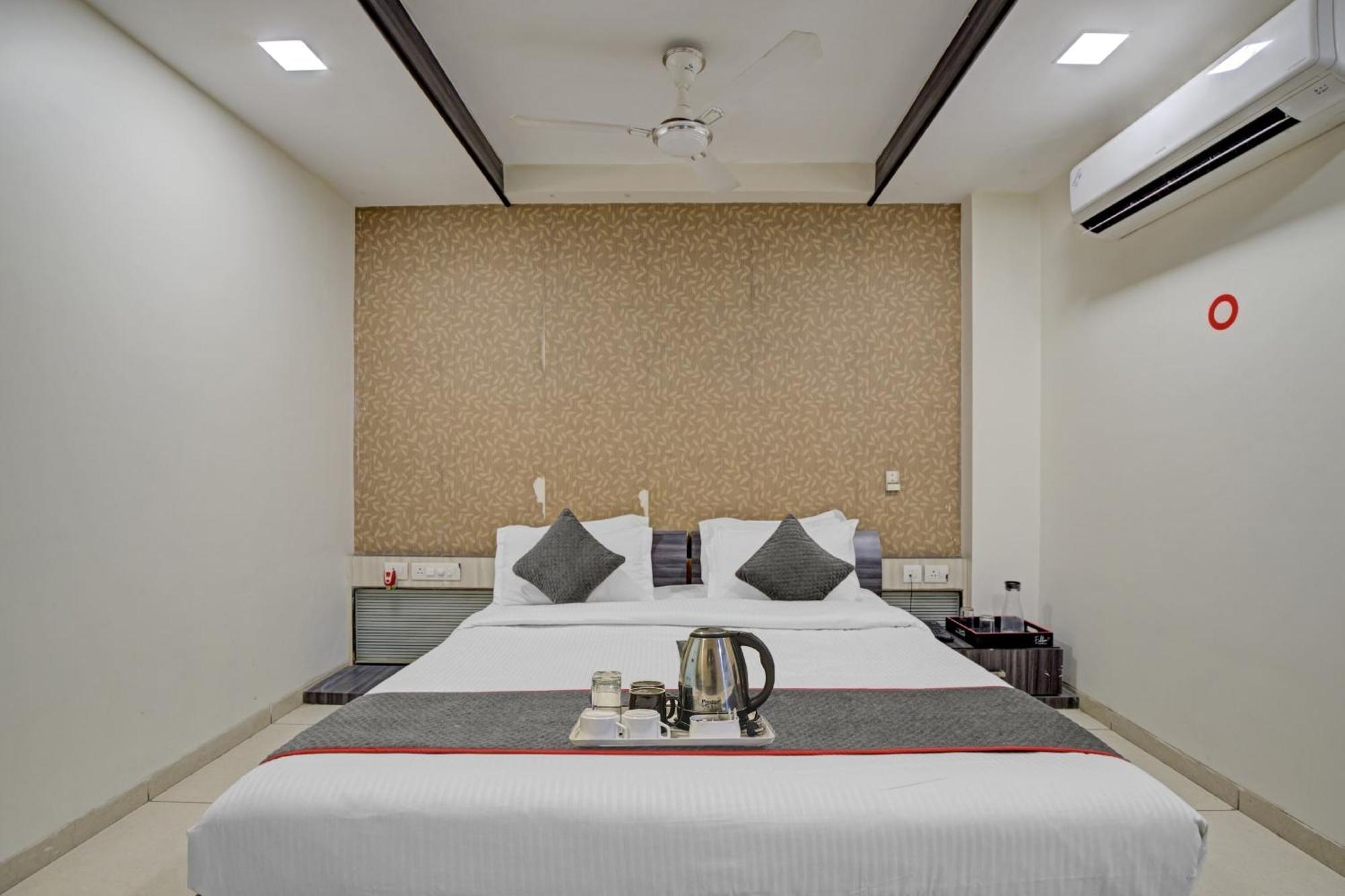 Hotel O The Kia Residency Hotel And Banquet Ahmedabad Eksteriør bilde
